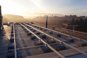 strutture per fotovoltaico tetto piano condominio